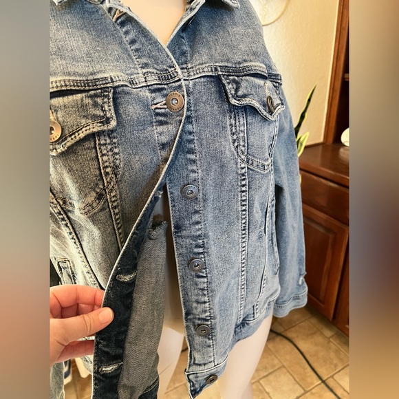 Torrid Distressed Jean Jacket NWOT Size 2 - Picture 6 of 14